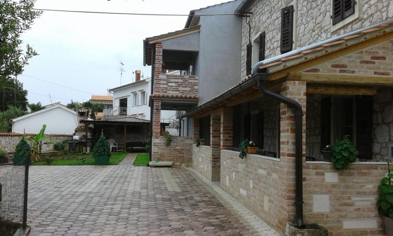 Apartmani Memic 100 M Do Plaze, Apartments Memic Only 100M From Beach بوريتش المظهر الخارجي الصورة