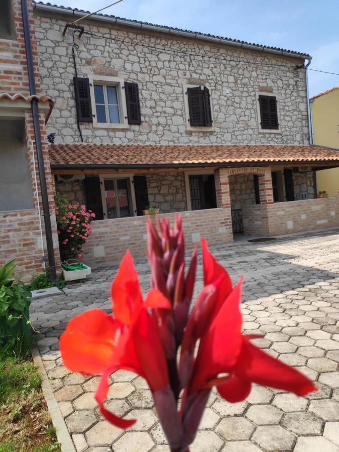 Apartmani Memic 100 M Do Plaze, Apartments Memic Only 100M From Beach بوريتش المظهر الخارجي الصورة