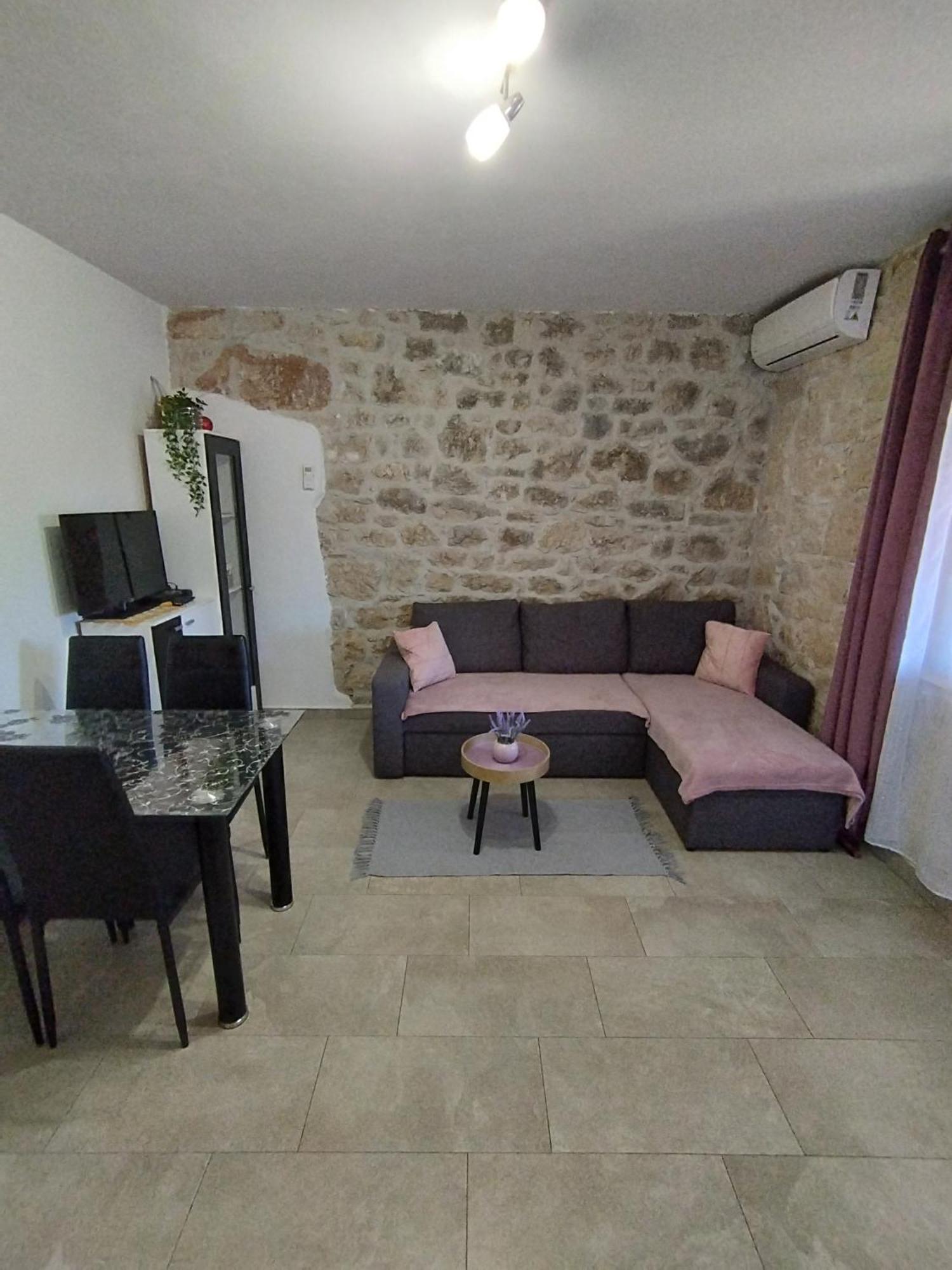 Apartmani Memic 100 M Do Plaze, Apartments Memic Only 100M From Beach بوريتش المظهر الخارجي الصورة