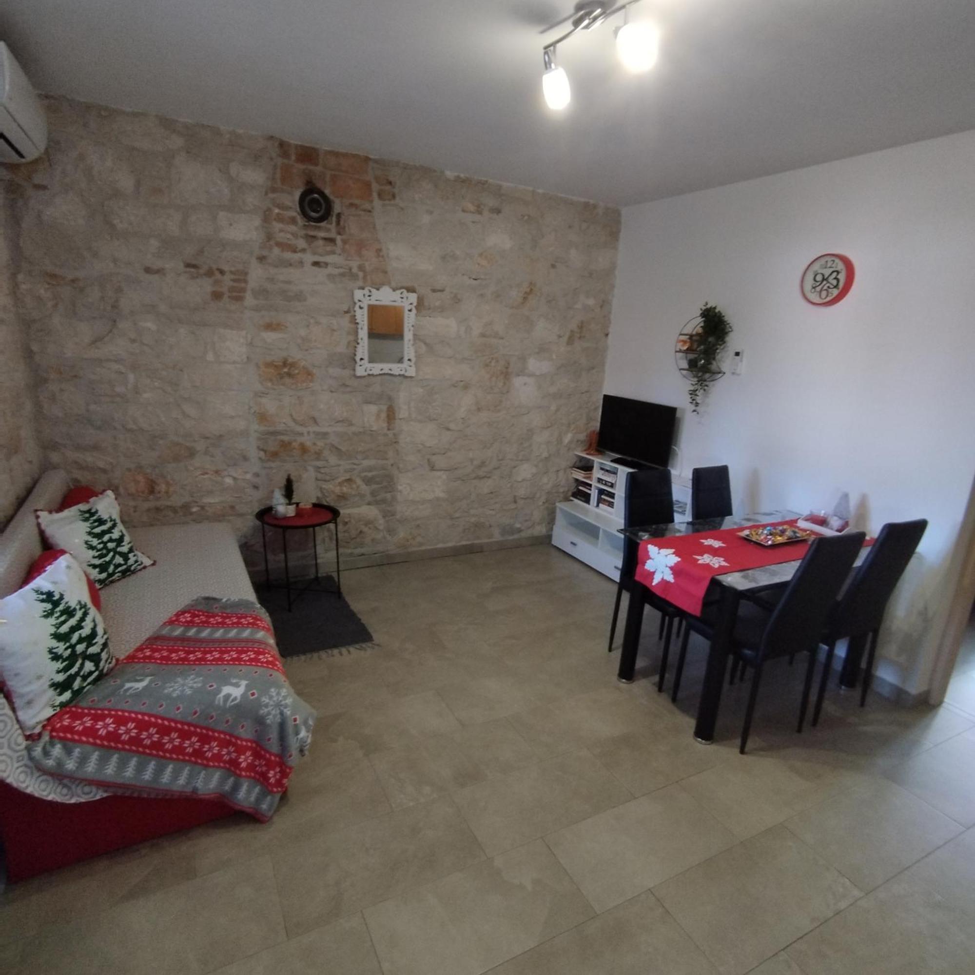 Apartmani Memic 100 M Do Plaze, Apartments Memic Only 100M From Beach بوريتش المظهر الخارجي الصورة
