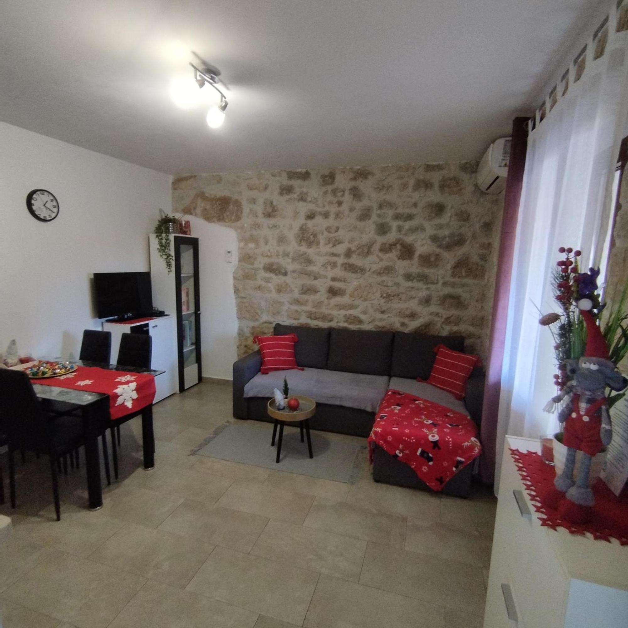 Apartmani Memic 100 M Do Plaze, Apartments Memic Only 100M From Beach بوريتش المظهر الخارجي الصورة